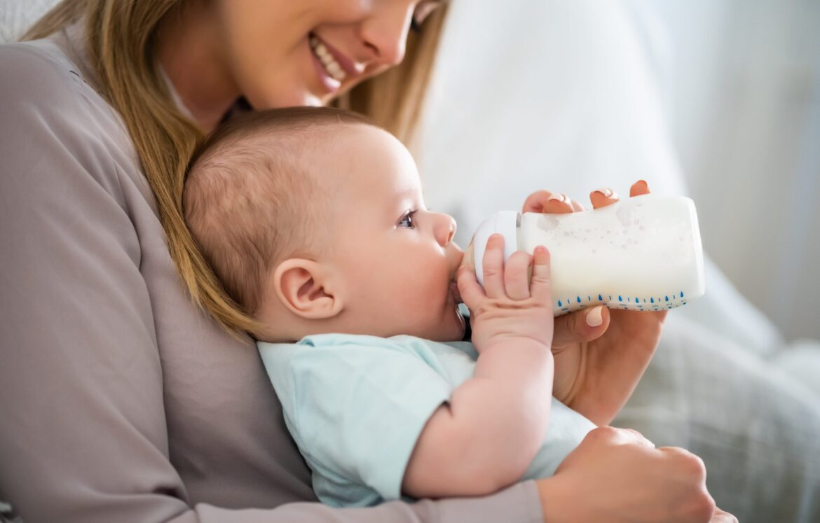 breastfeeding vs formula milk breastfeeding-vs-formula-milk