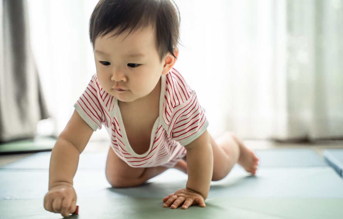 crawling baby crawling-baby